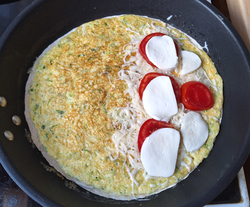 cukkinis tojásos tortilla összeállítása