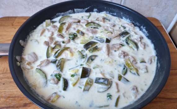 tejfölös mustáros csirkemell ragu cukkinivel