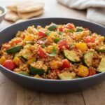 zöldséges tarhonya tányéron