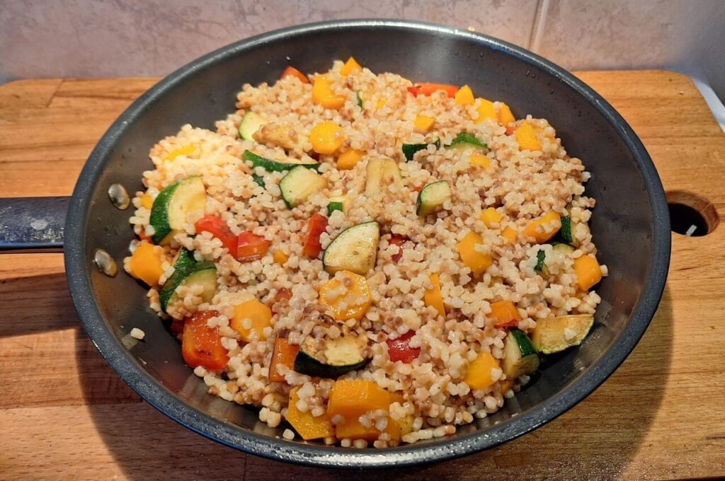 cukkinis zöldséges tarhonya serpenyőben